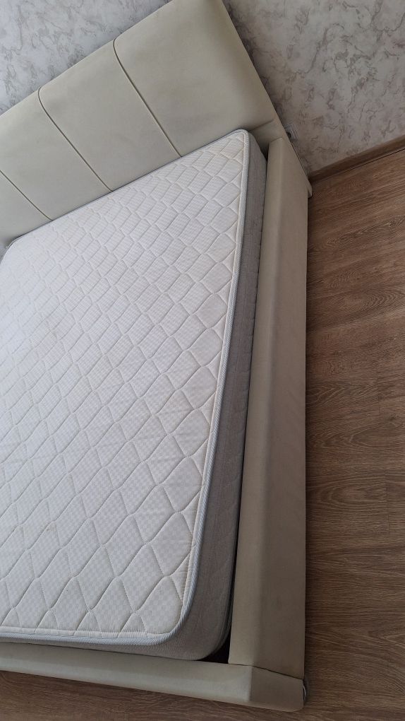 Продам кровать двухспальную с матрасом без откидного механизма