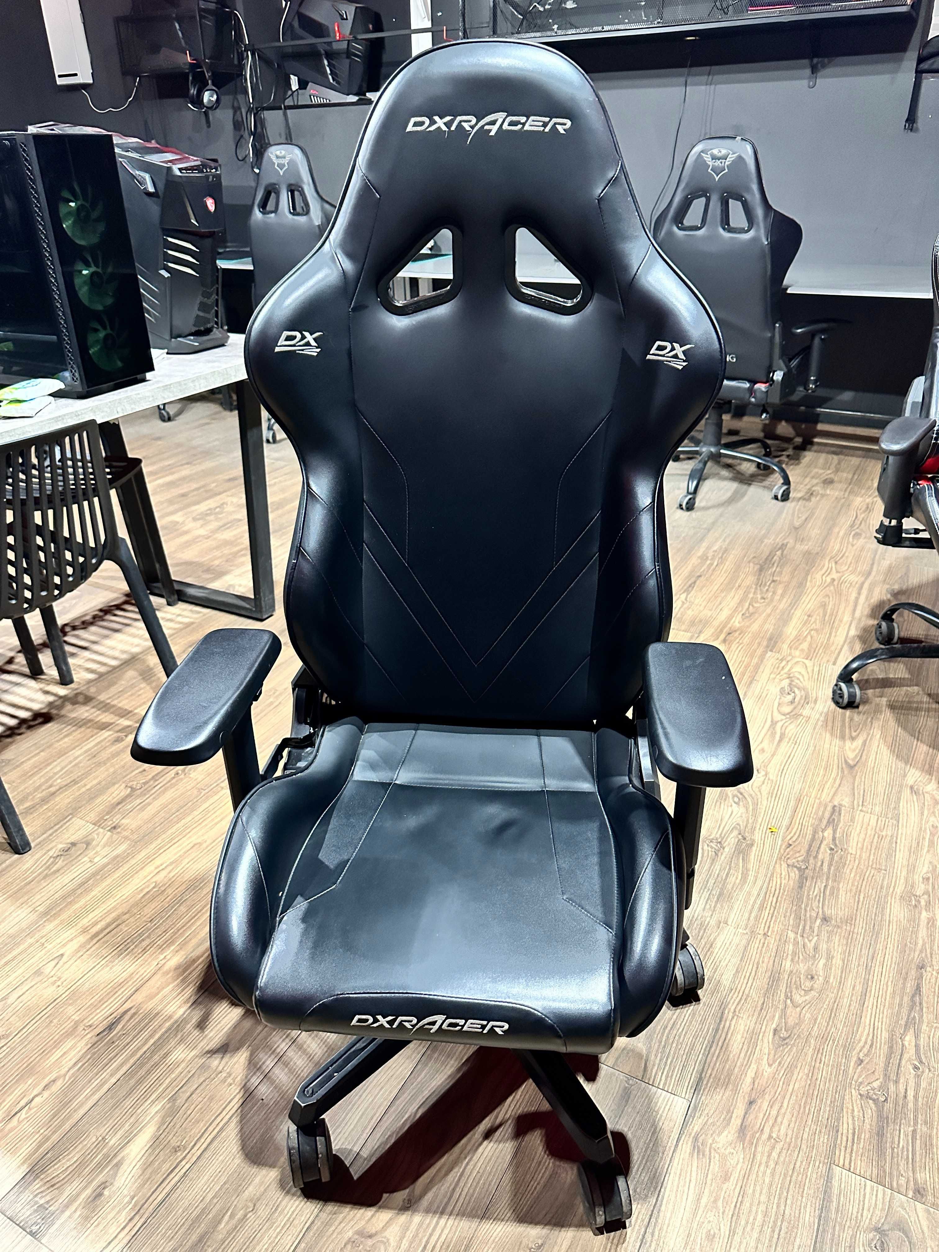 Продам игровое кресло DXRacer OHG8200N в идеальном состоянии
