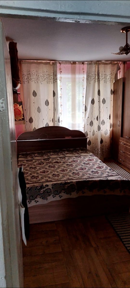 Продам 2х комнатную квартиру в 7мкр 2 доме на 1 этаже.