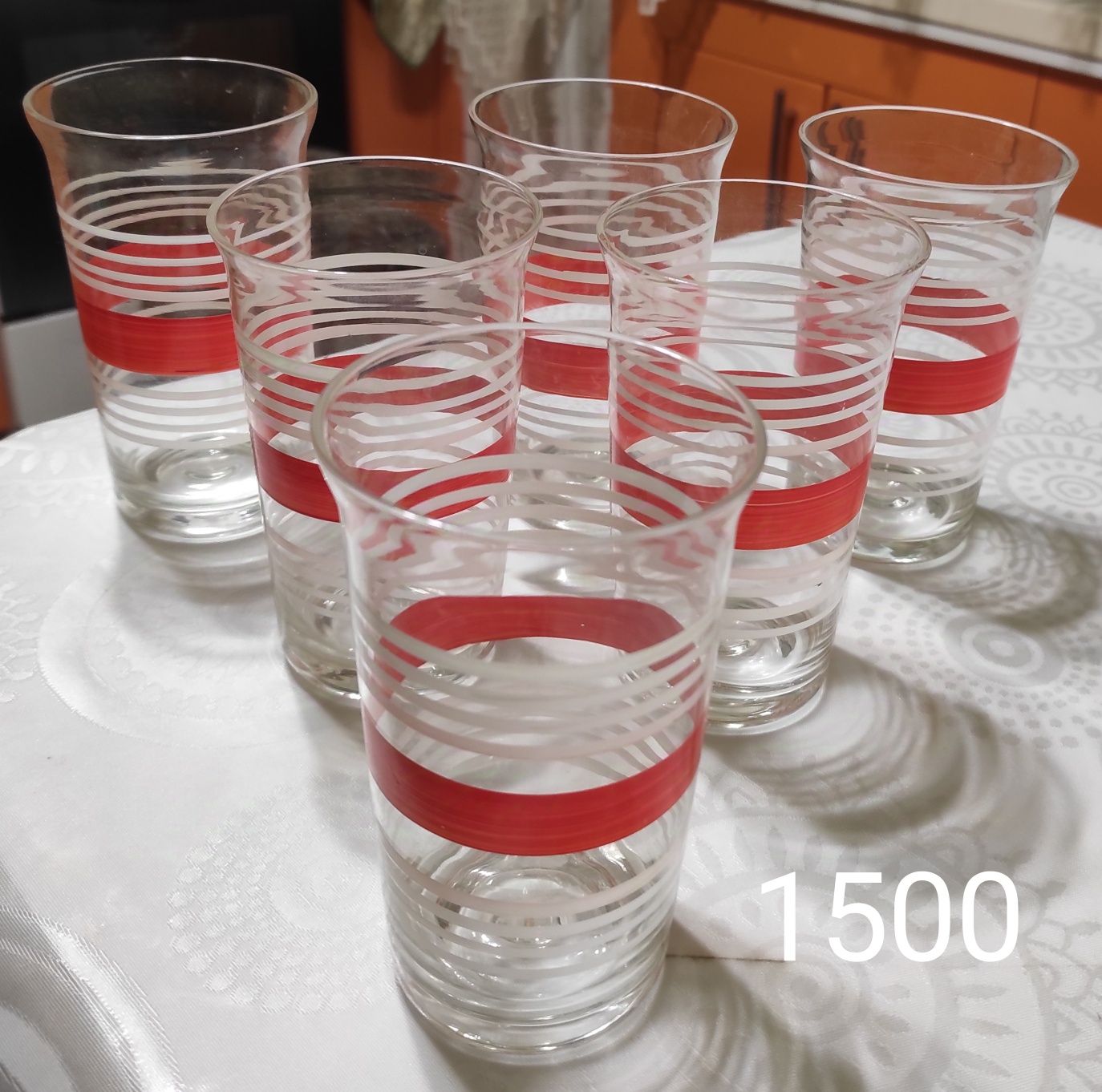Посуда разная. Есть тарелки, блюда, салатницы