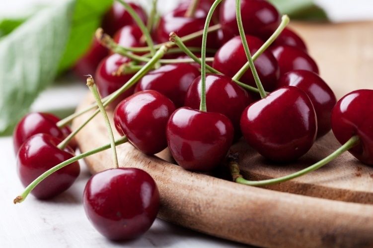 Продам вишню домашнюю,цена  4000  ,5 литров