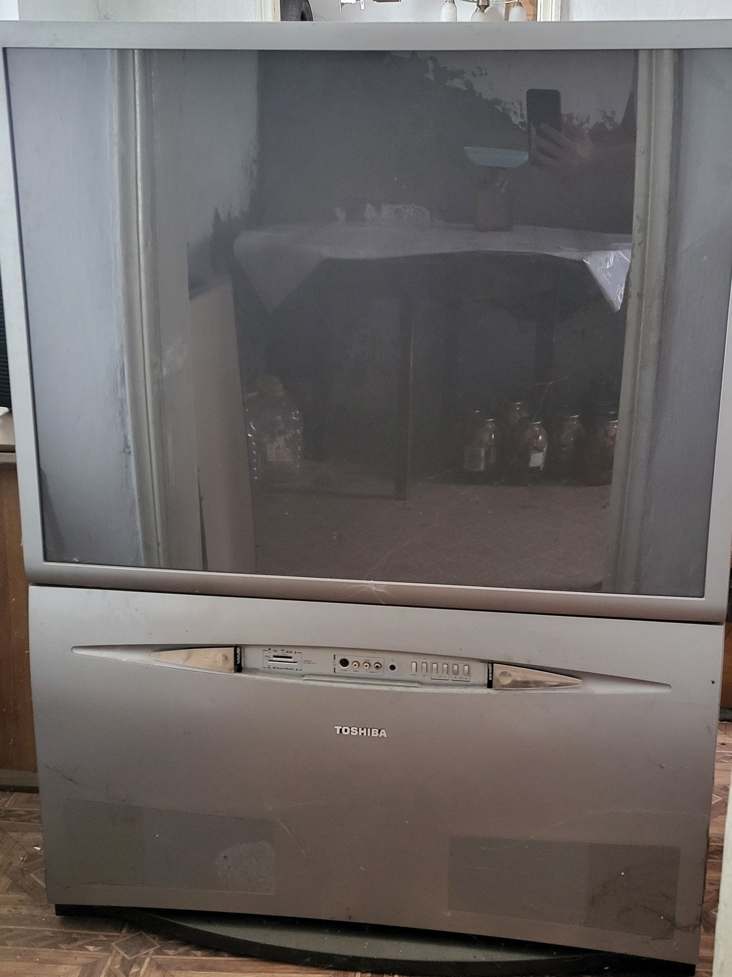Проекционый телевизор toshiba продам срочно
