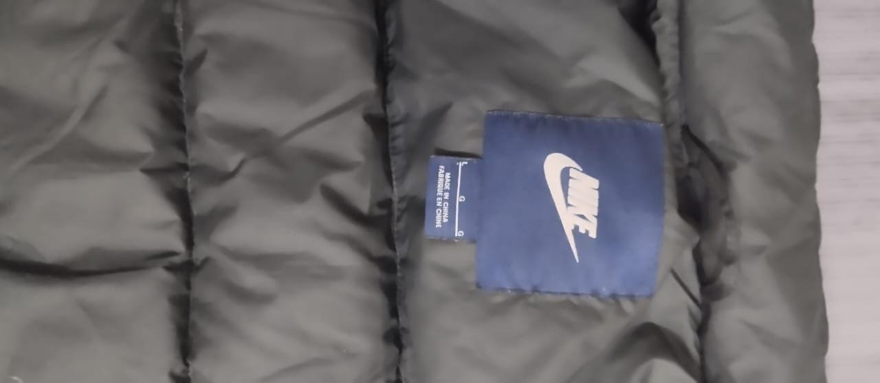 Безрукавка от NIKE. В отличном состоянии.. Лебяжий пух.