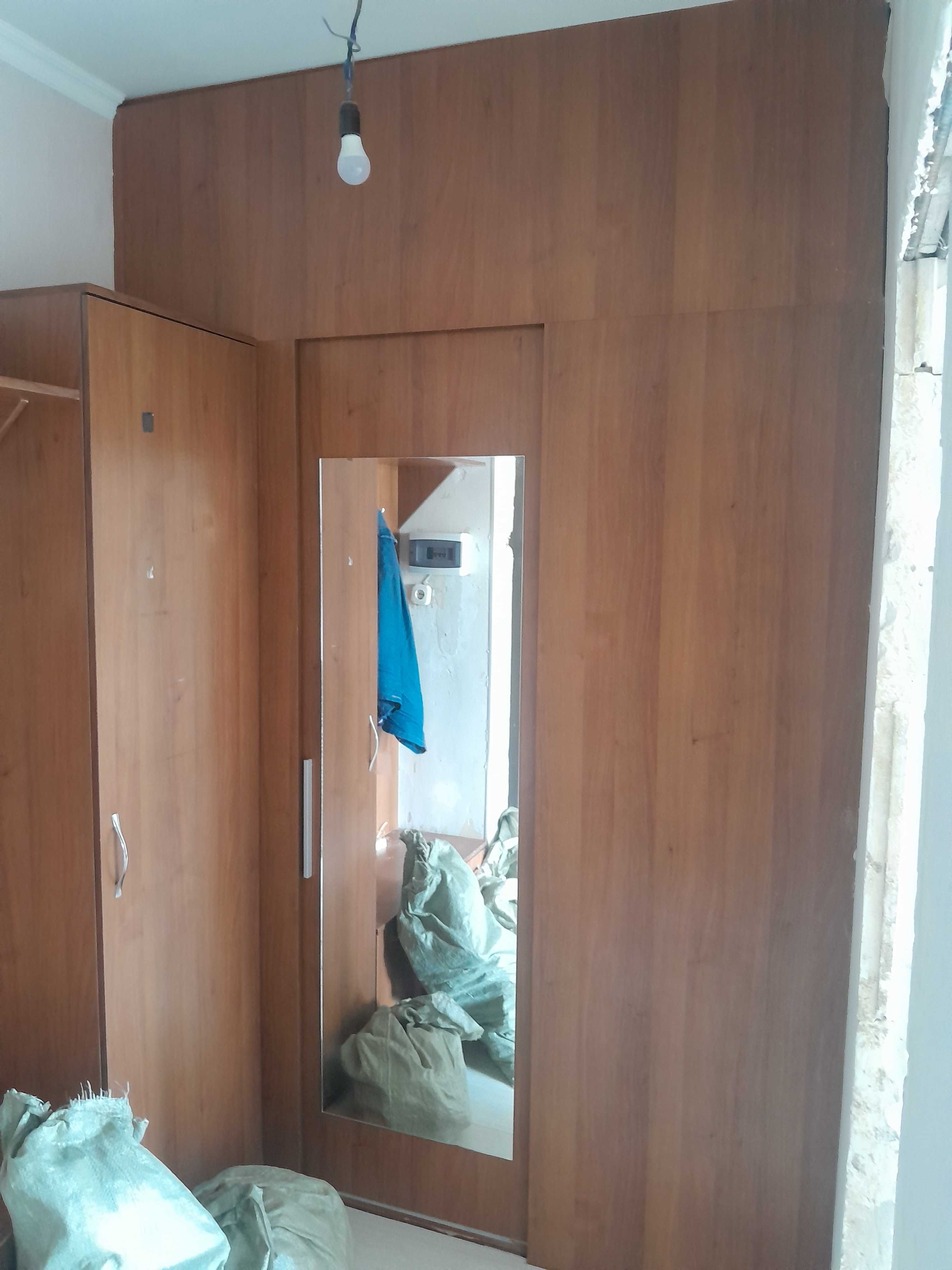 Прихожку и гардеробную комнату с перегородкой с зеркалом