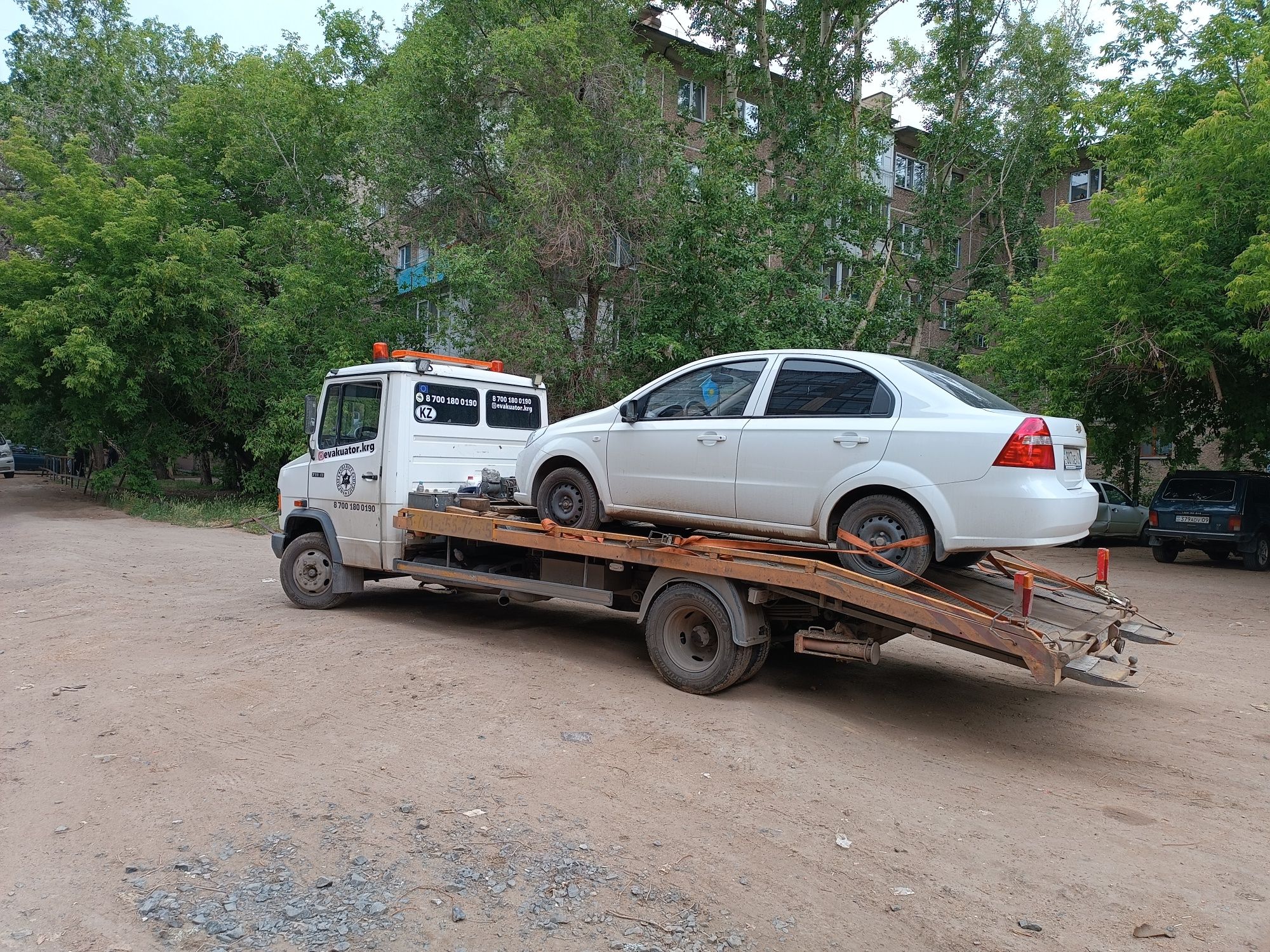 Услуги спецтехники эвакуатор Караганда, услуги автовышки,автогидроподь