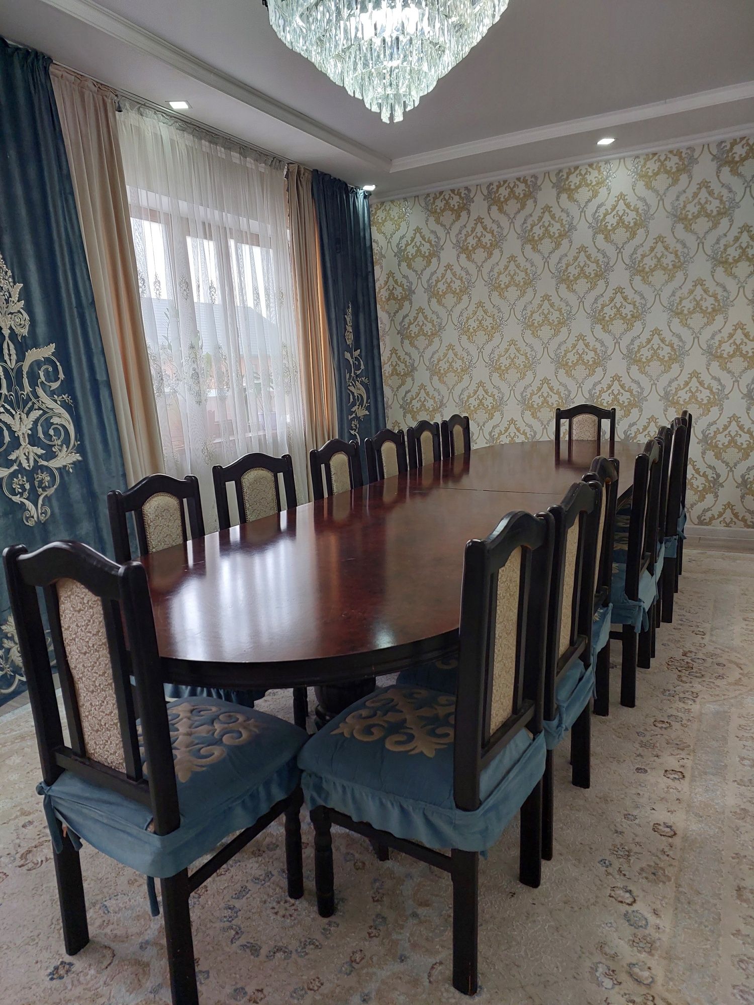 Стол, стулья для гостиной
