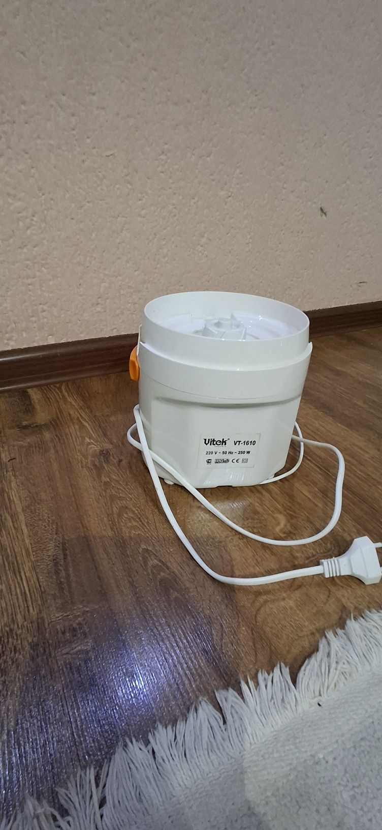 Почти новая соковыжималка Vitek VT‑1610 – 3000₸