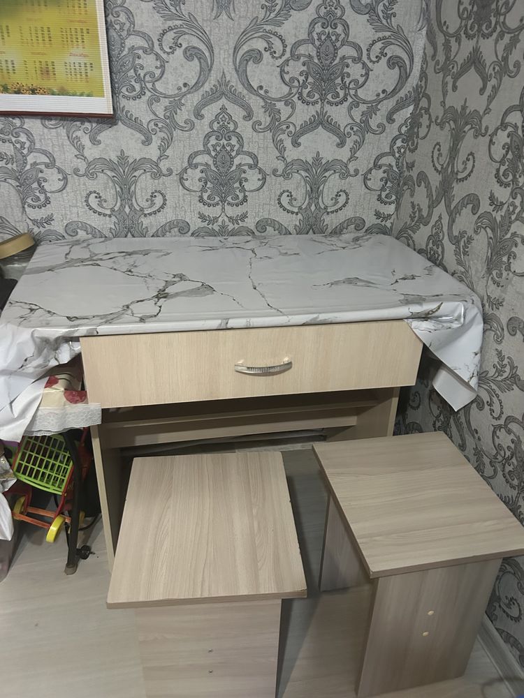 Продам кухонный стол и два стульчика