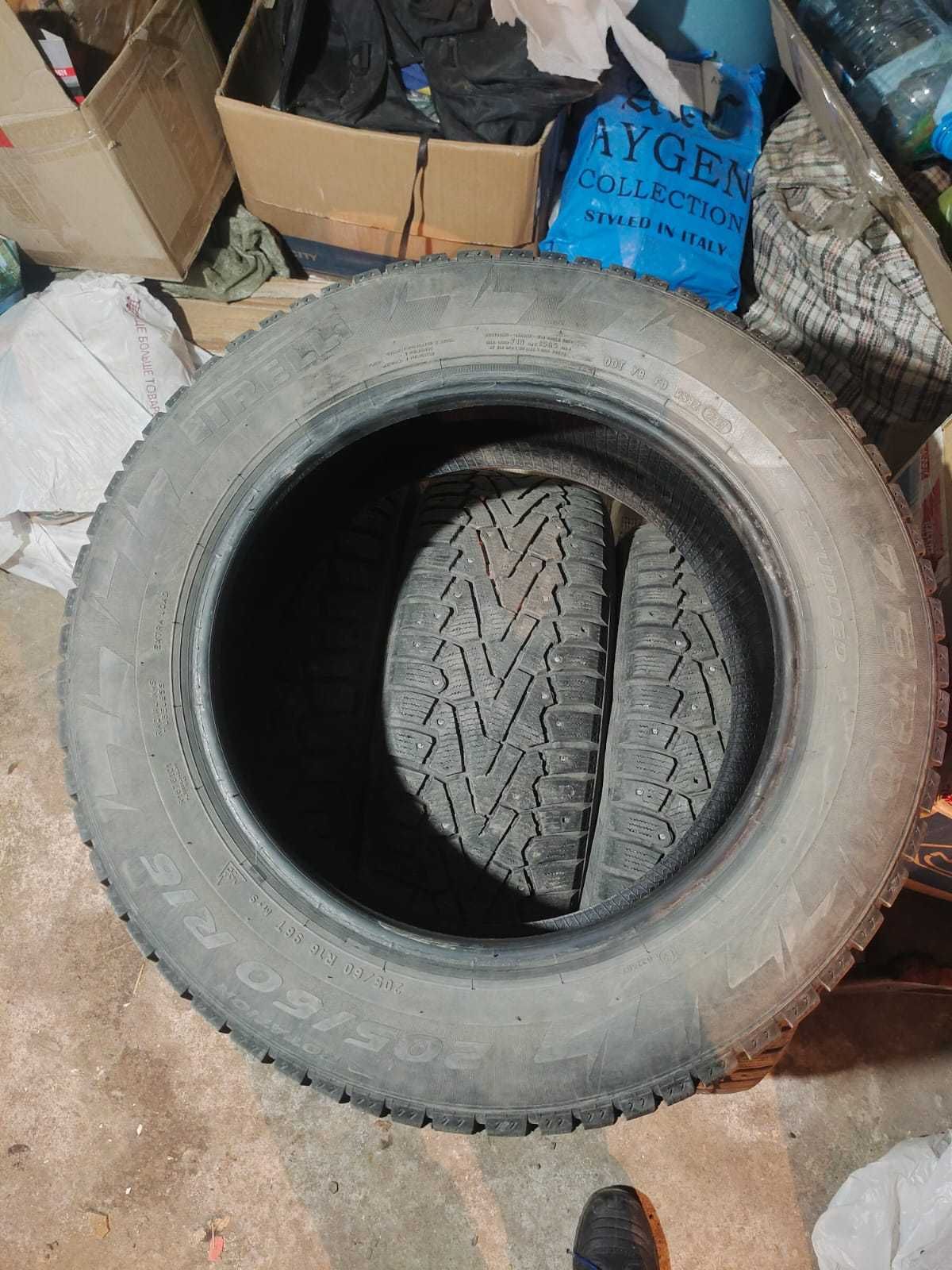 Шины зимние шипованные, б/у, Pirelli Ice Zero 205/60 R16, 4 шт.