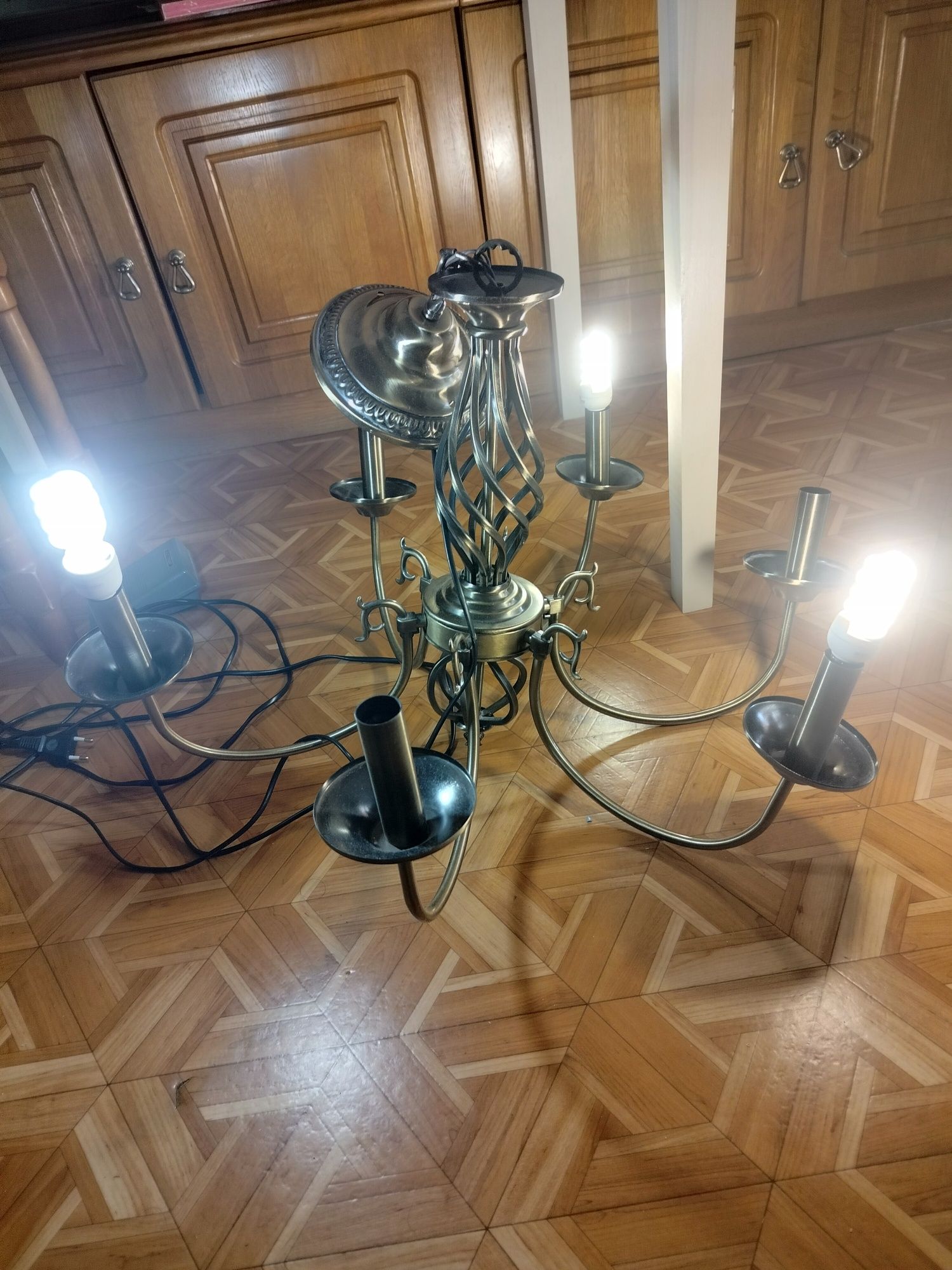 Продам люстра потолочная 6- рожковая