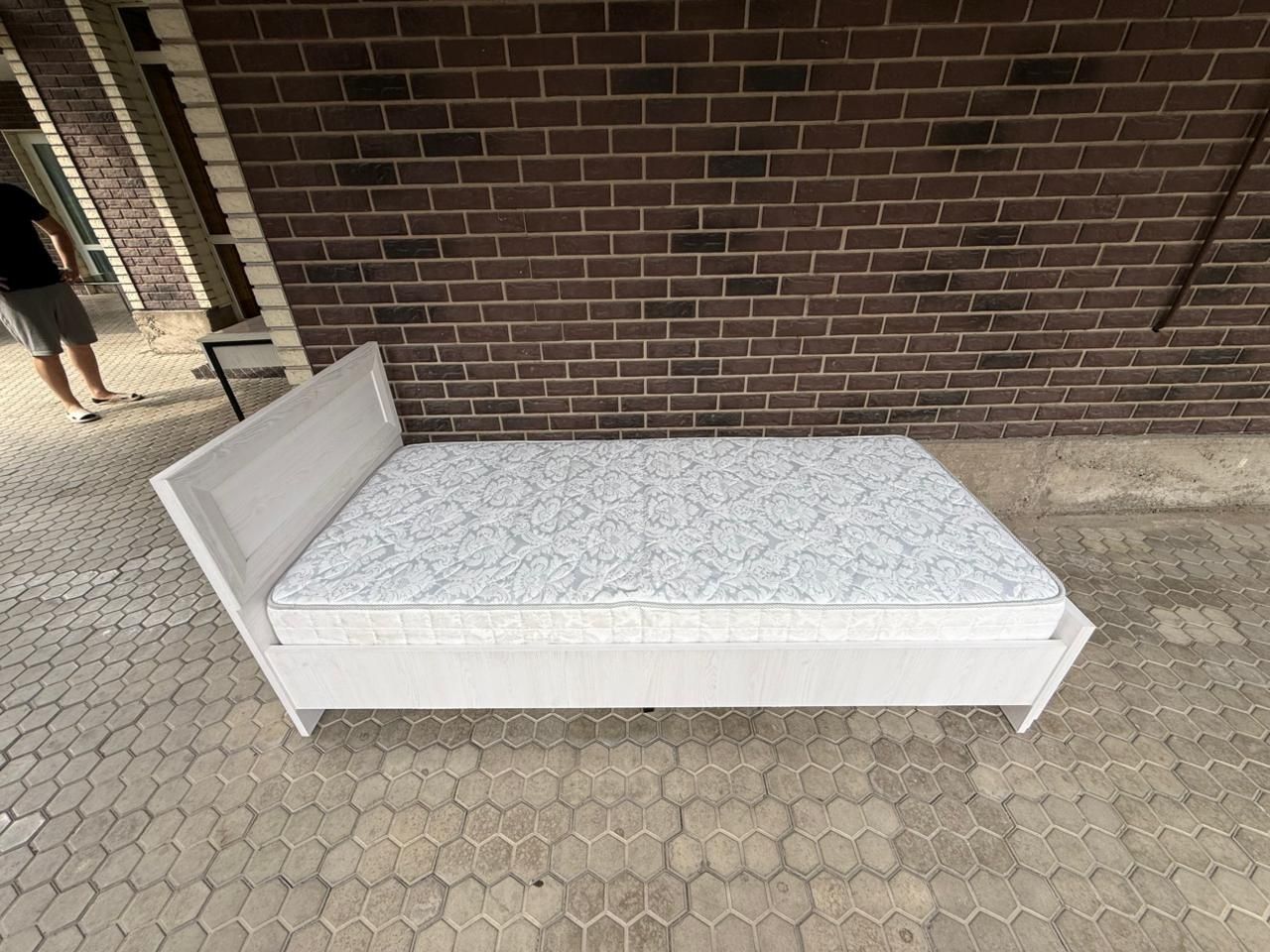 Продам односпальную кровать с письменным столом.