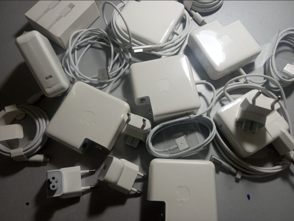 от Apple зарядка, MacBook - блок питания