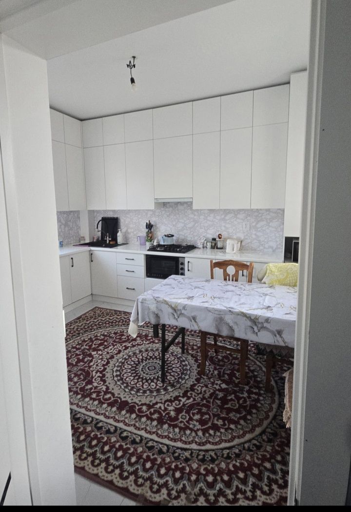 7 бөлмелі үлкен,жарық,кең үй сатылады.