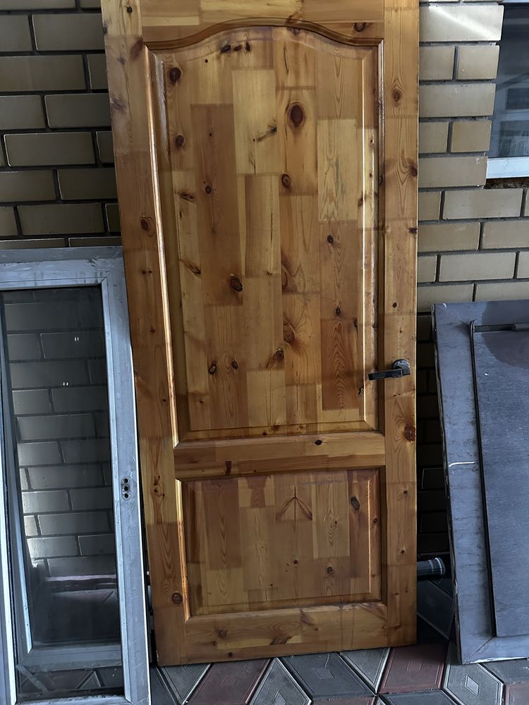 Продам деревянную дверь
