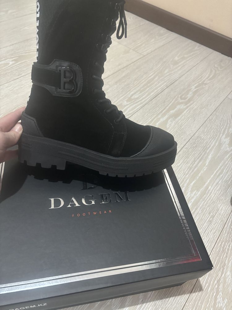 Продам зимнюю обувь Dagem