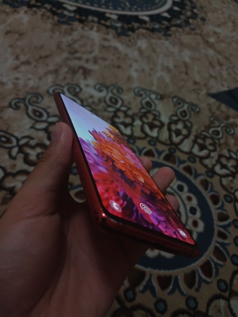SAMSUNG S20 FE в идеалным состаянием в экране есть  маленкии трещина