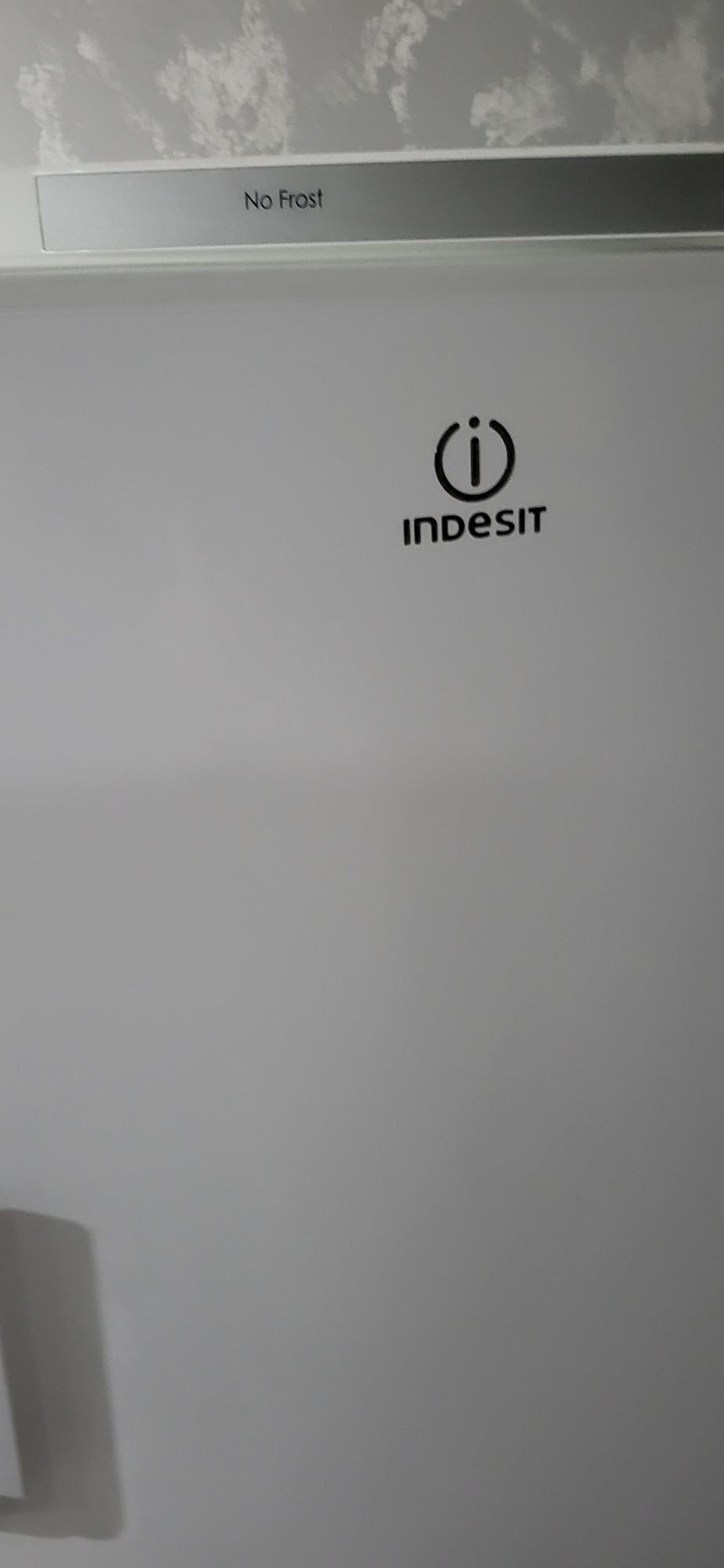 Продам вертикальный морозильник Indesit