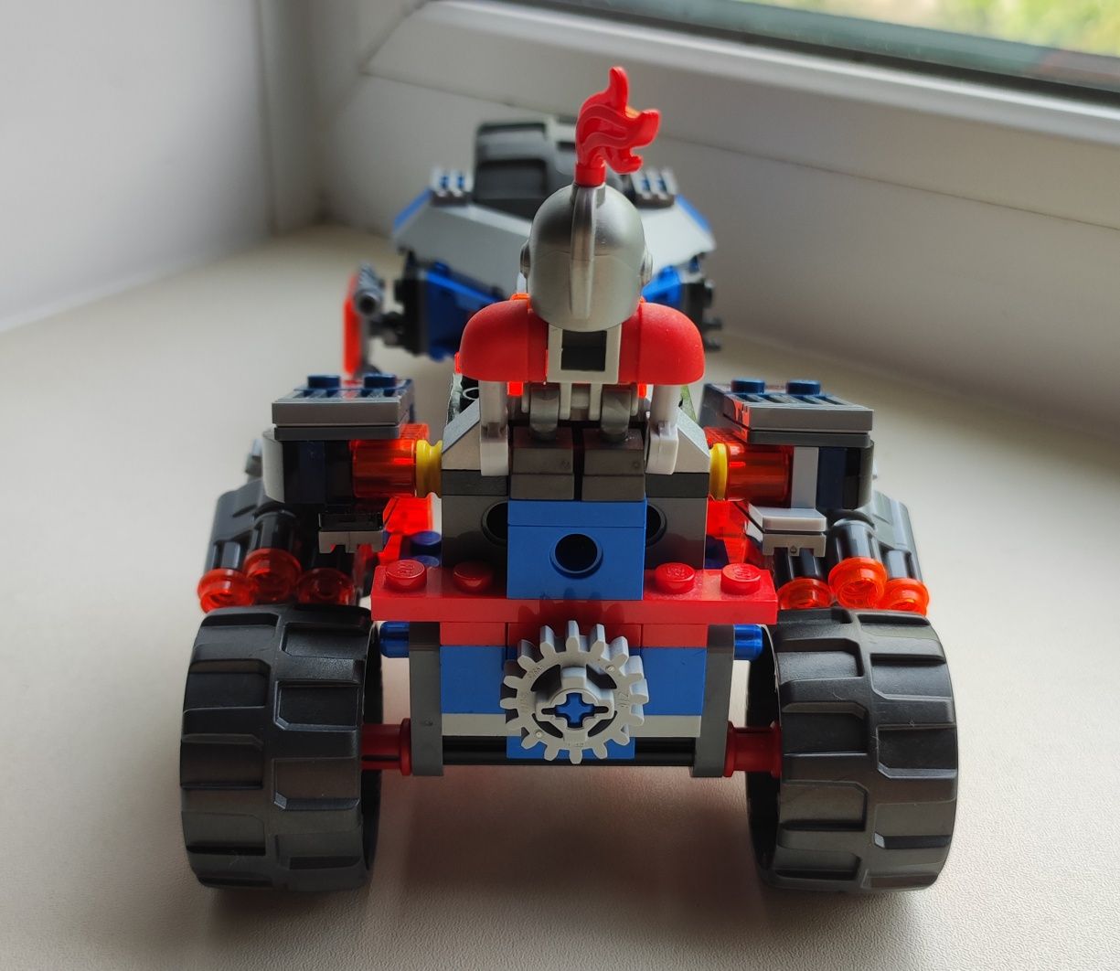 Продам Lego Nexo Knights Молниеносная машина Мэйси