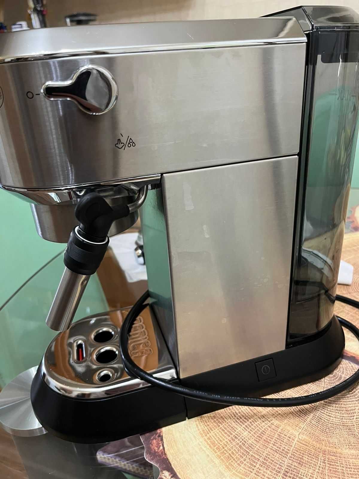 Кофемашина Delonghi Dedica EC-685M