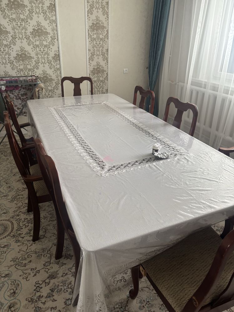 Продаеться стол со стулями б/у в хорошем состояний