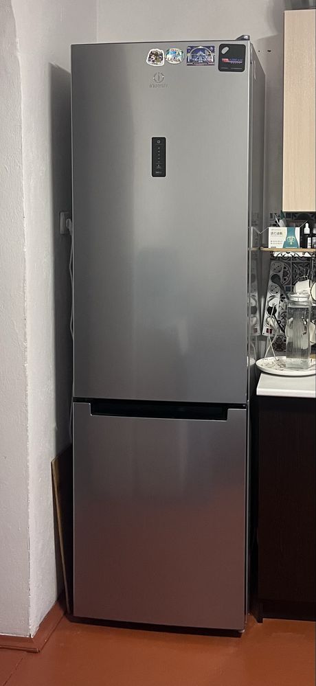 Продам Холодильник indesit