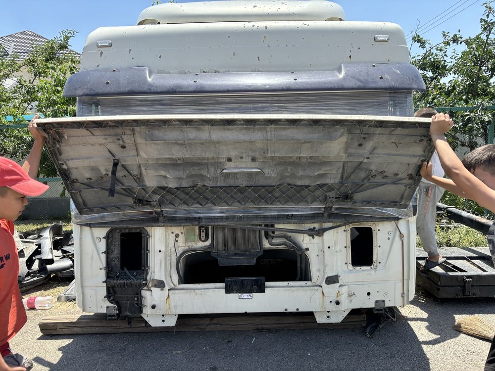 Продаётся оригинальный капот от DAF XF 105