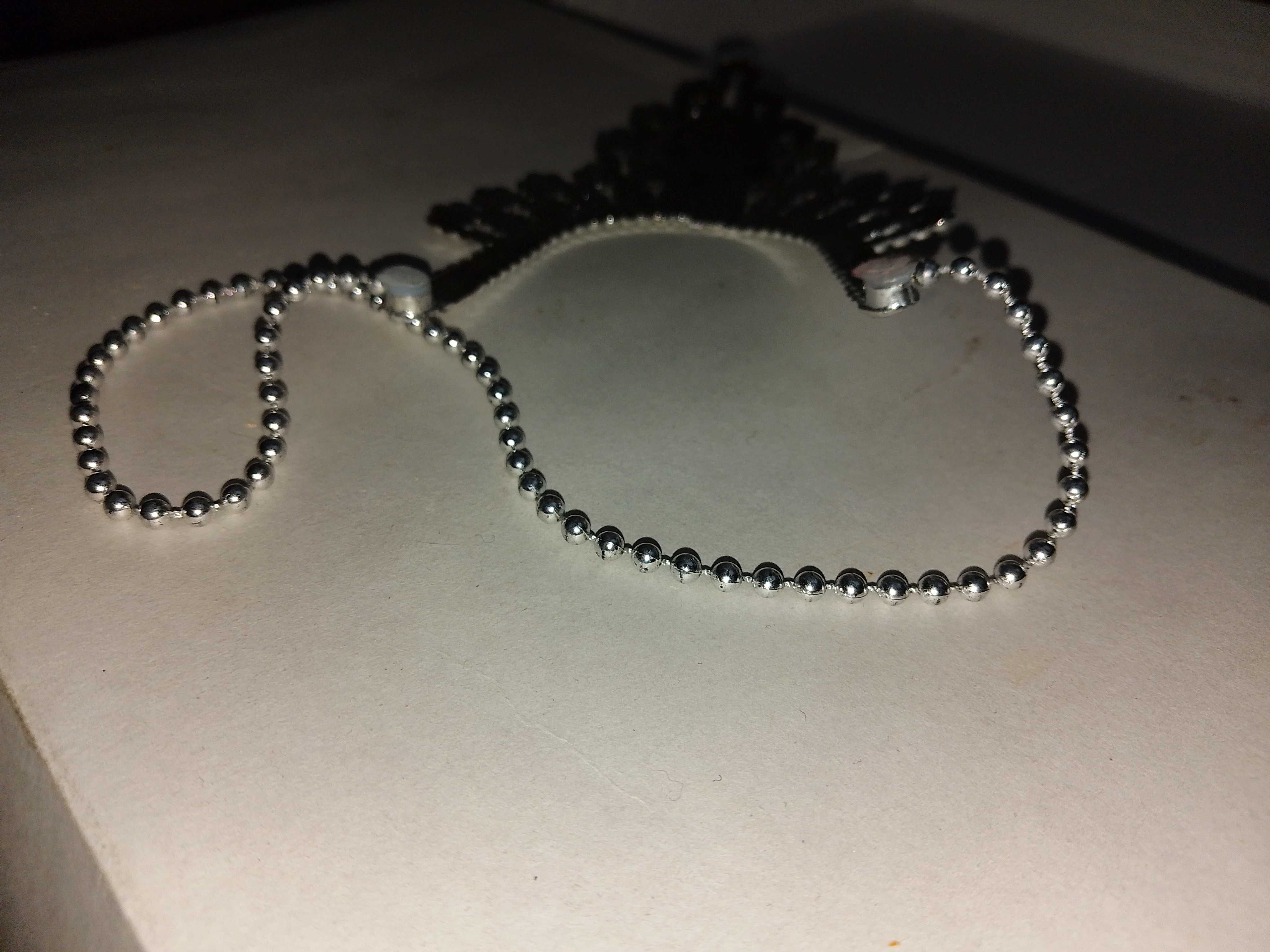 ПРОДАМ КОЛЬЕ-КОРОНУ ! Серебристая с камнем. Пластиковая. Для девочек.