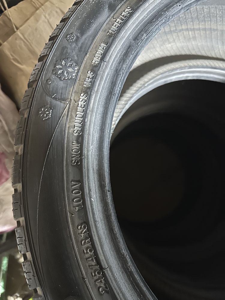 Продам комплект шин 245/45/R18