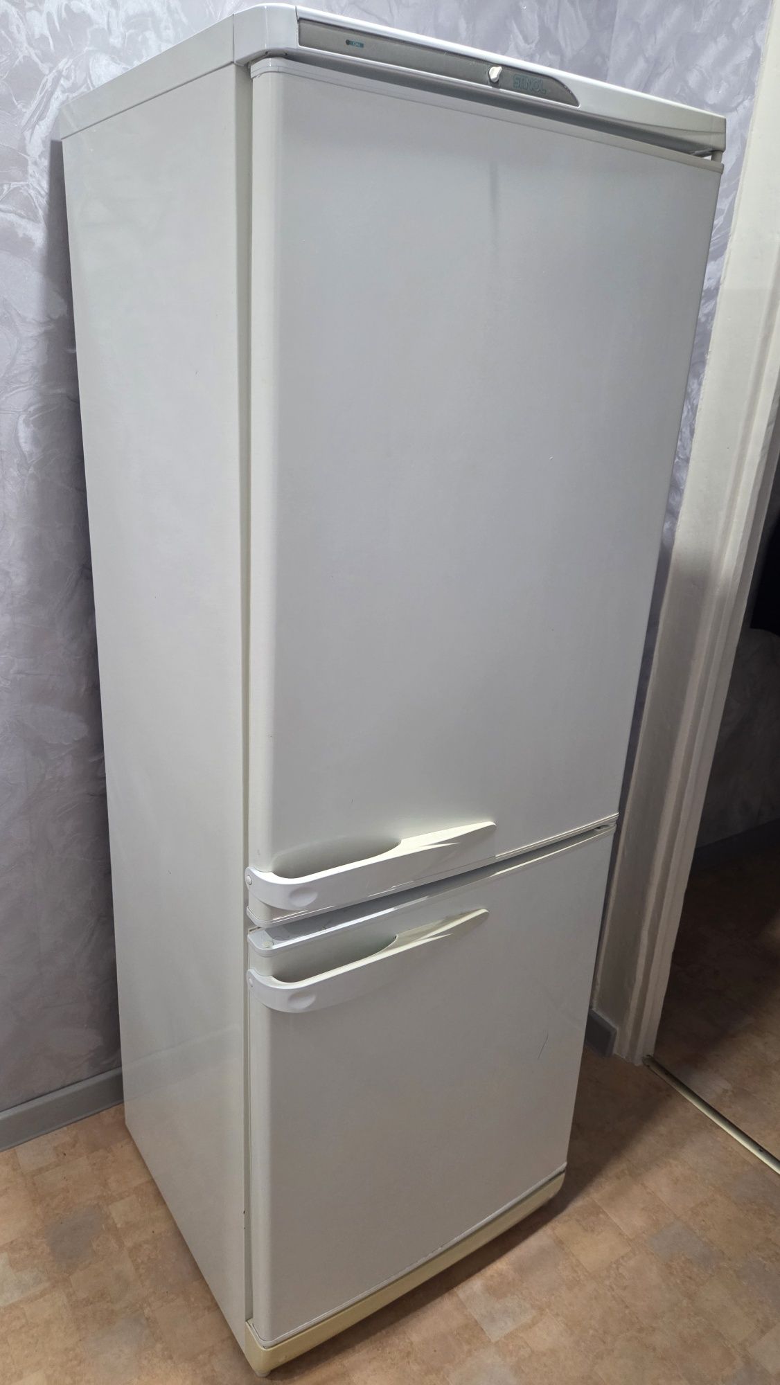 Продам двухкамерный холодильник