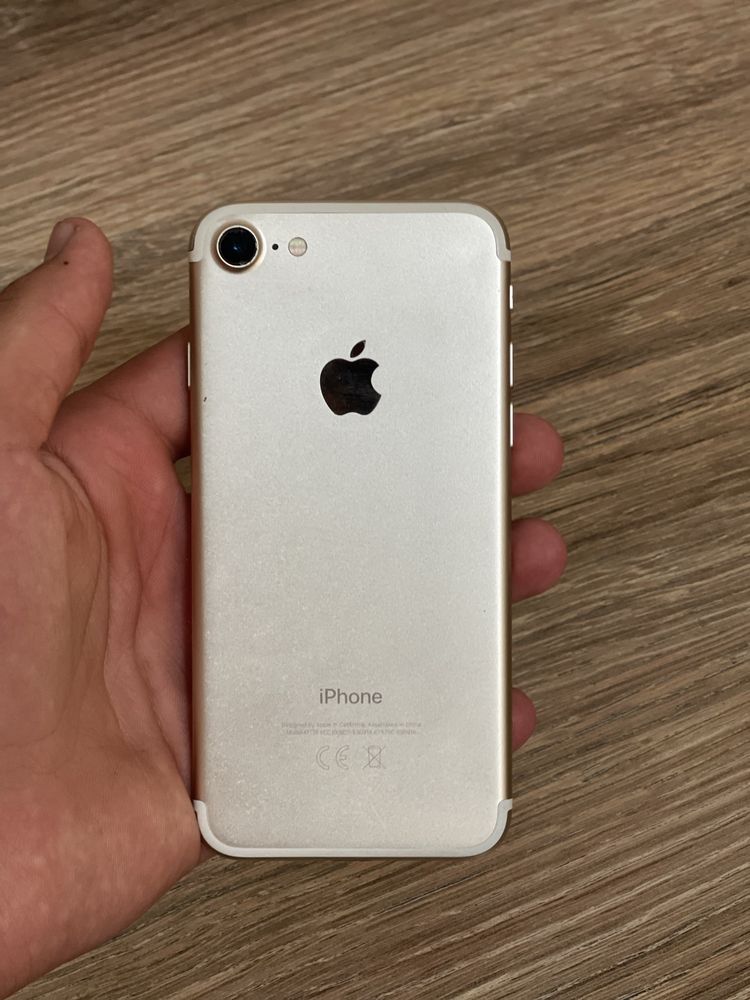 Продам IPHONE 7.