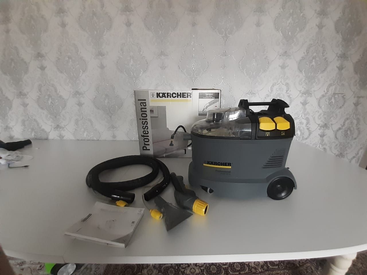 Продам профессиональное моющий пылесос KARCHER PUZZI  8/1