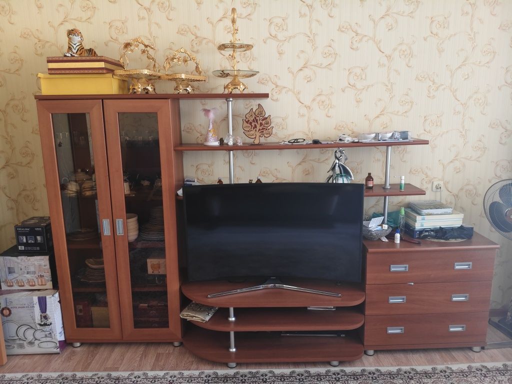 Продам шкаф горку прихожую кухню
