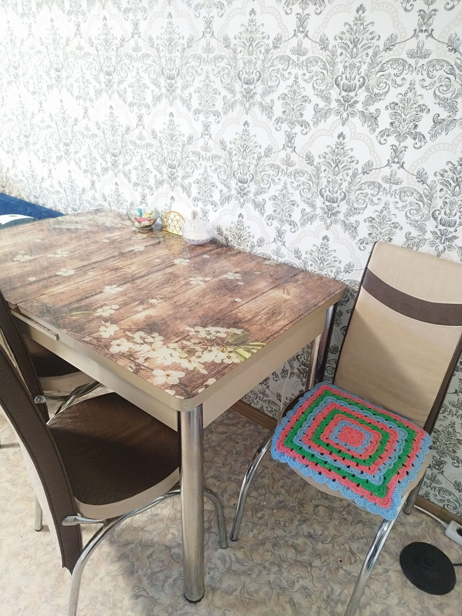 Продам кухонный стол со стульями,стеклянный