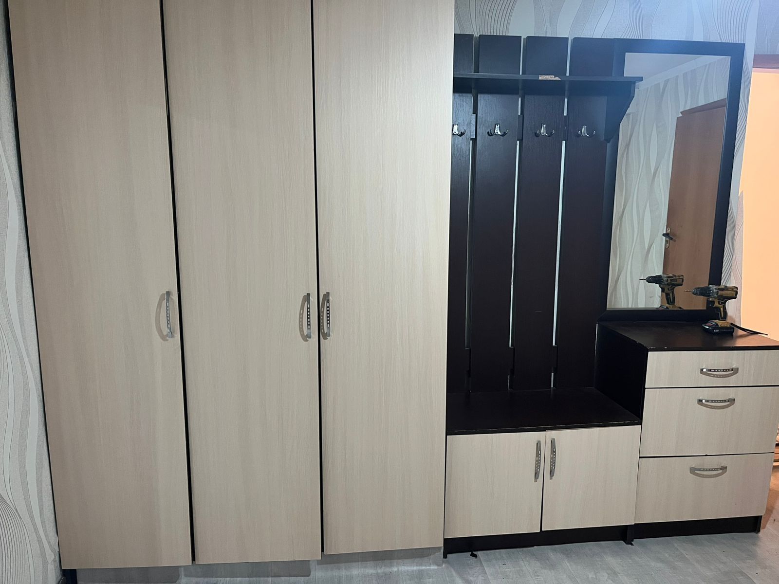 Продам прихожую зону