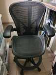 Оригинальное кресло Herman Miller Aeron (высота барного стула)
