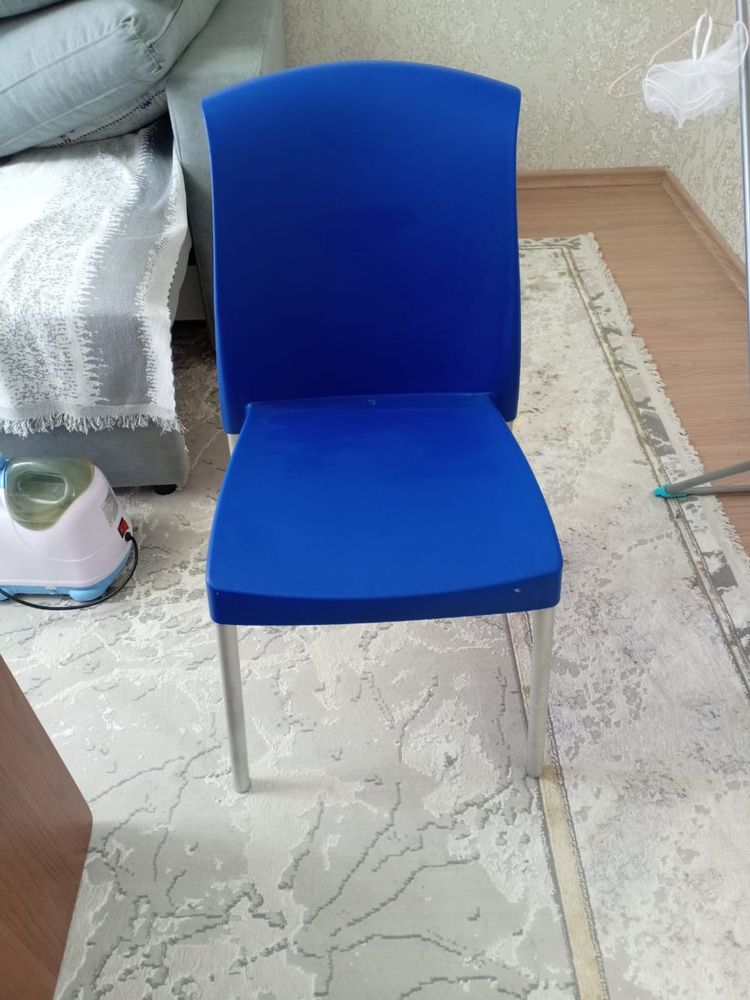 Стол и стулья