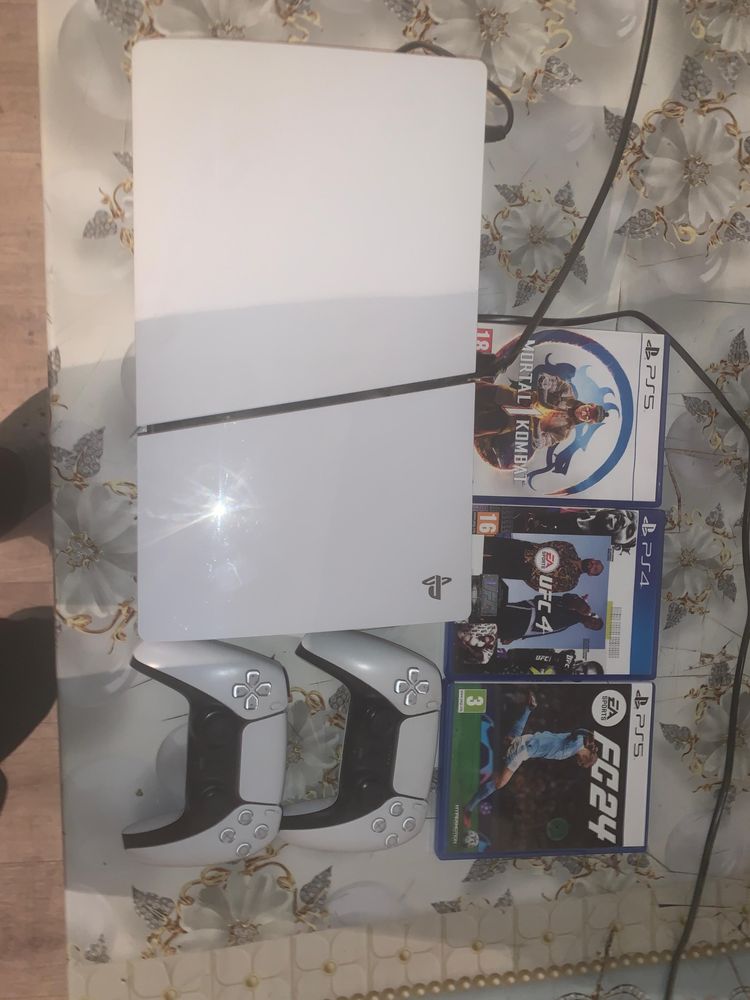 PlayStation 5 + 3игры в отличном состоянии