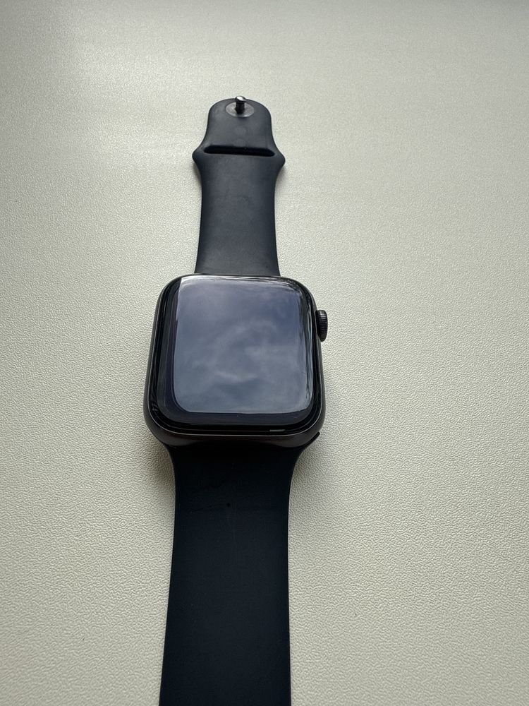 Apple Watch SE 44 мм черный