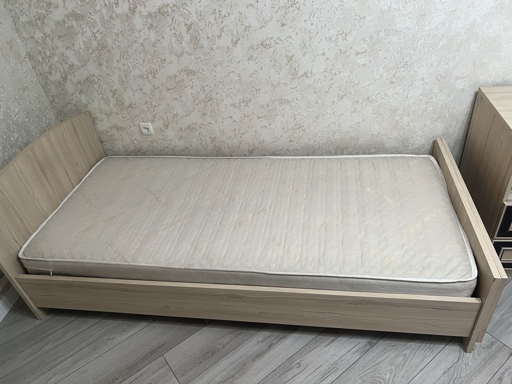 Продам кровать и стол