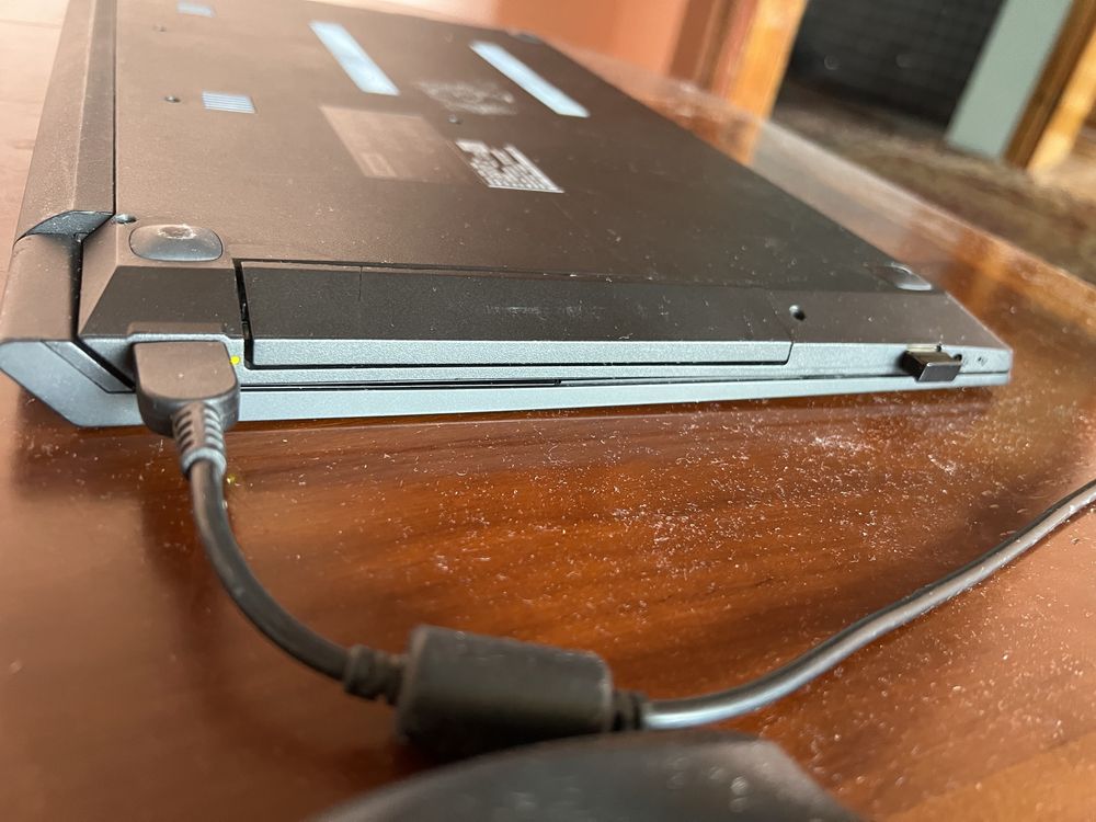 Lenovo V310-15IKB, Intel i5-7200U, 2,5G/8G/1 TB/AMD R5-2MB