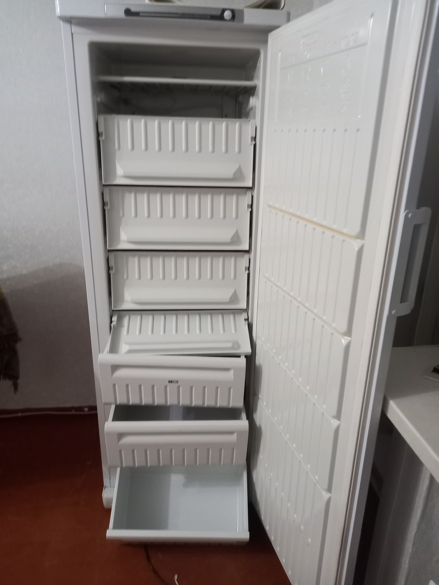 Продам морозильную камеру