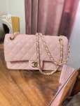 Розовая сумка под Chanel
