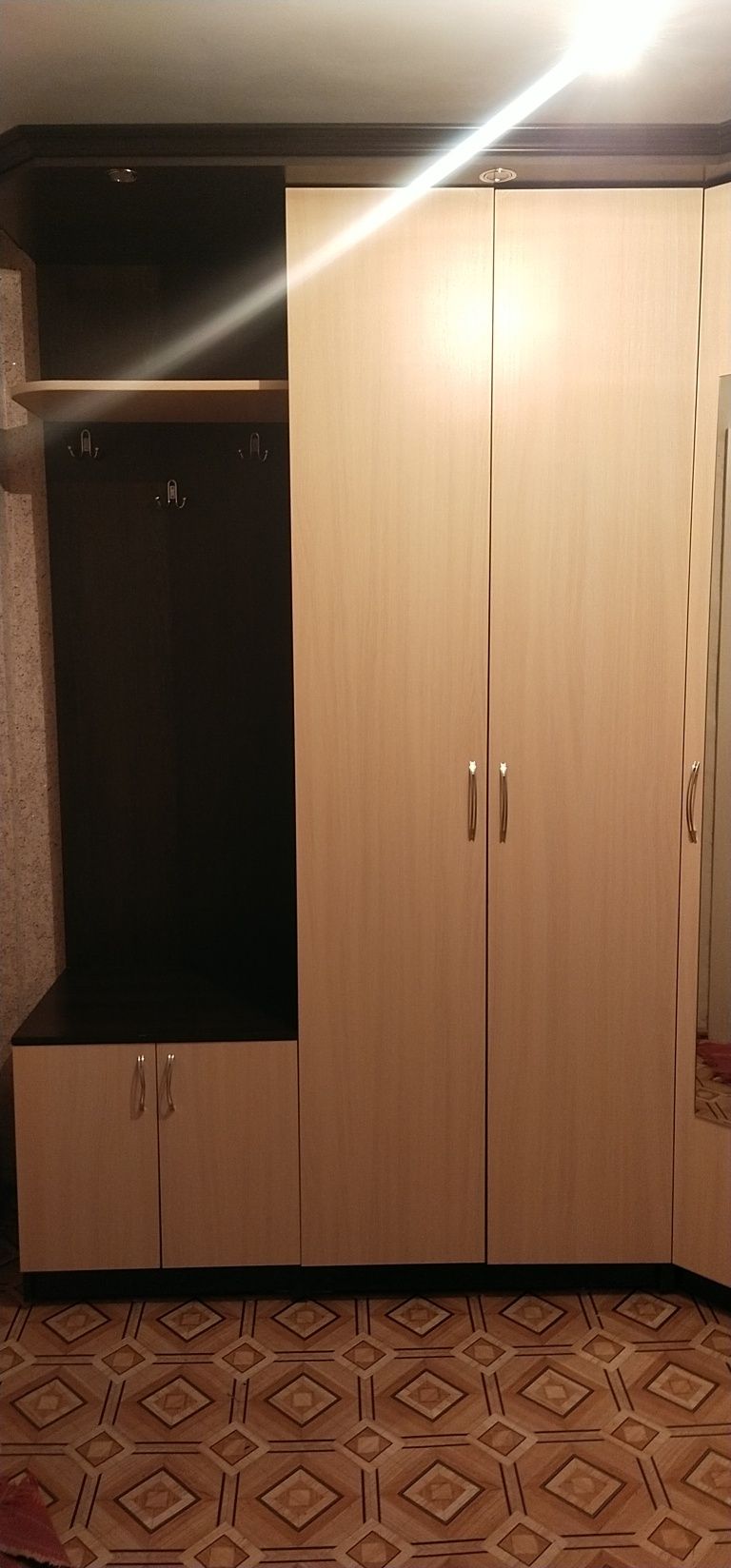 Продам шкаф угловой в прихожую комнату. Торг уместен.
