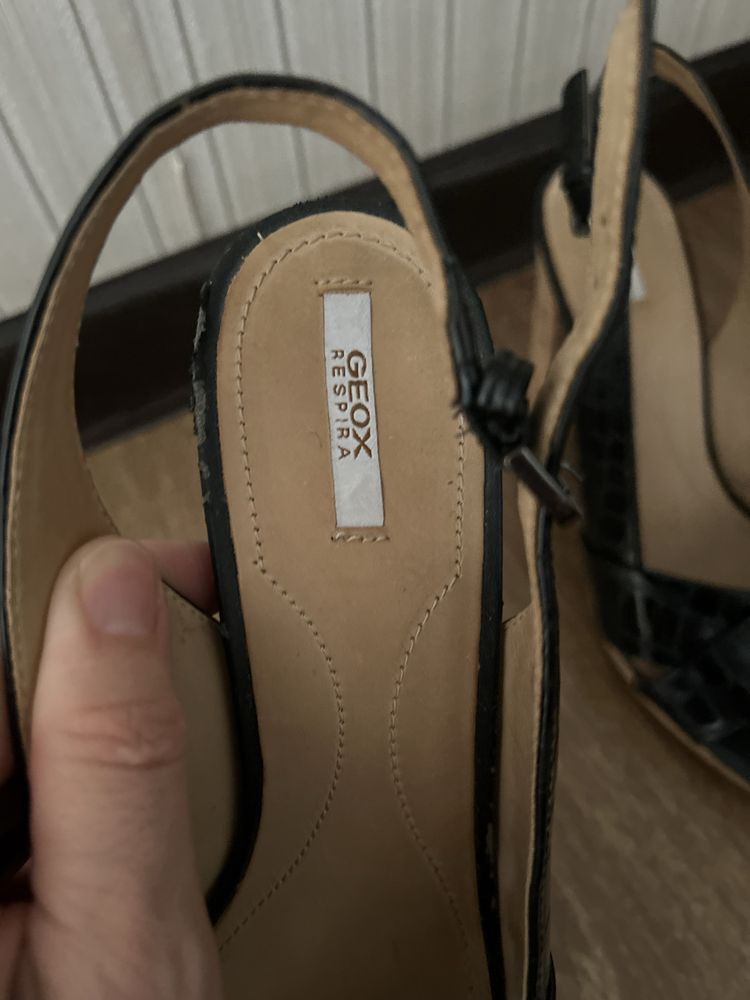 Продам босоножки брэнда Geox 38р Италия