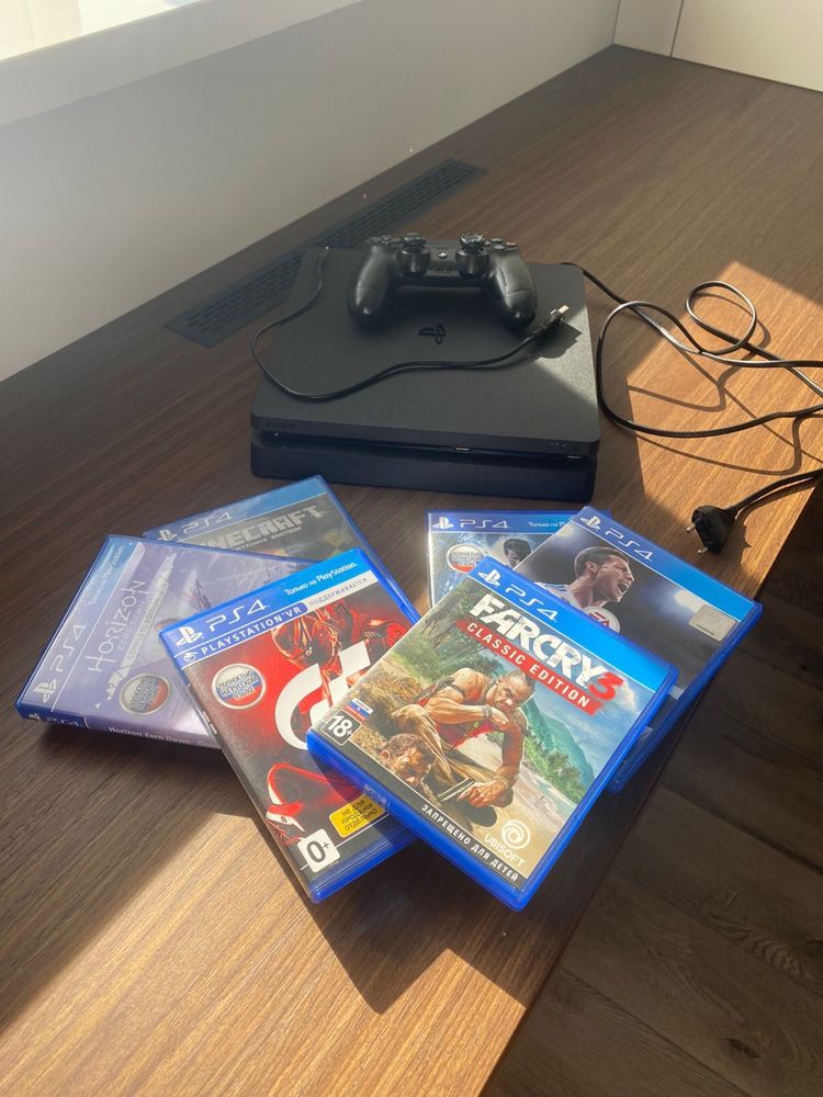 Playstation 4 slim