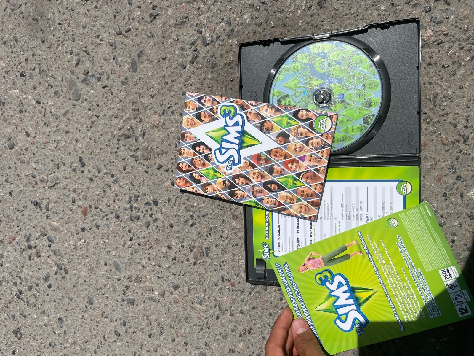 Игра Sims 3 для пе и XBOX
Идеальном состояний 
Есть инструкция ,даже б
