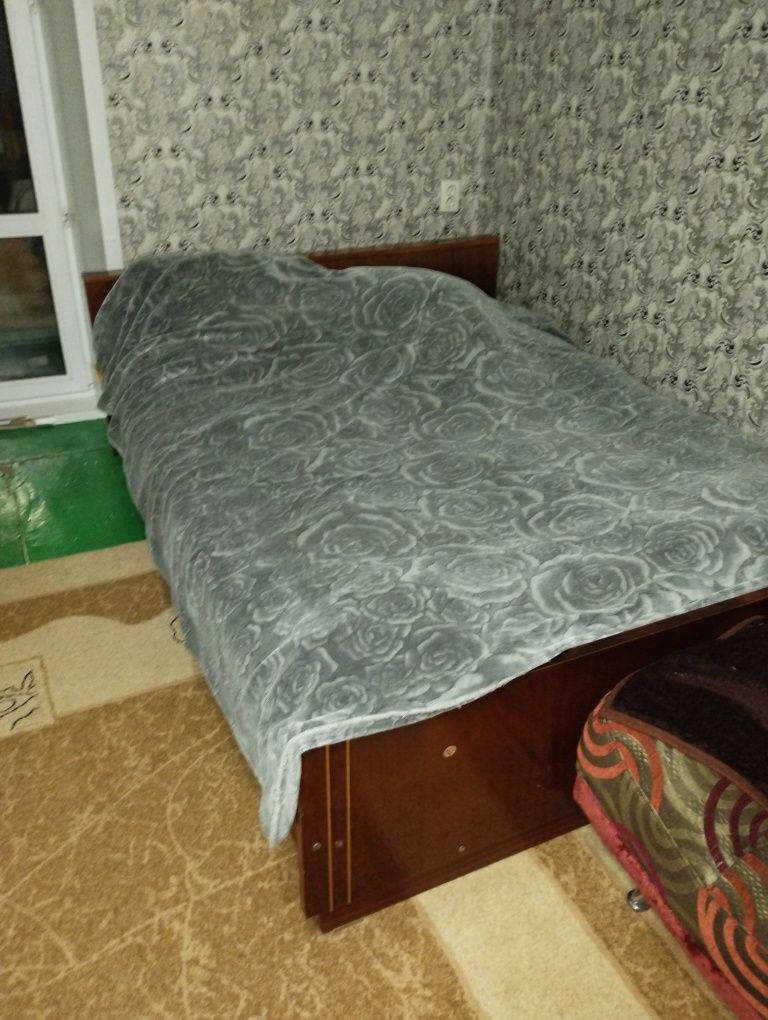 Продам мебель шкаф есть чуть косяк, кровать двуспальная и кресло деван