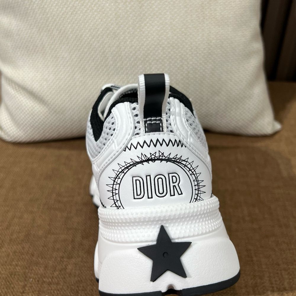 Новые кроссовки Dior