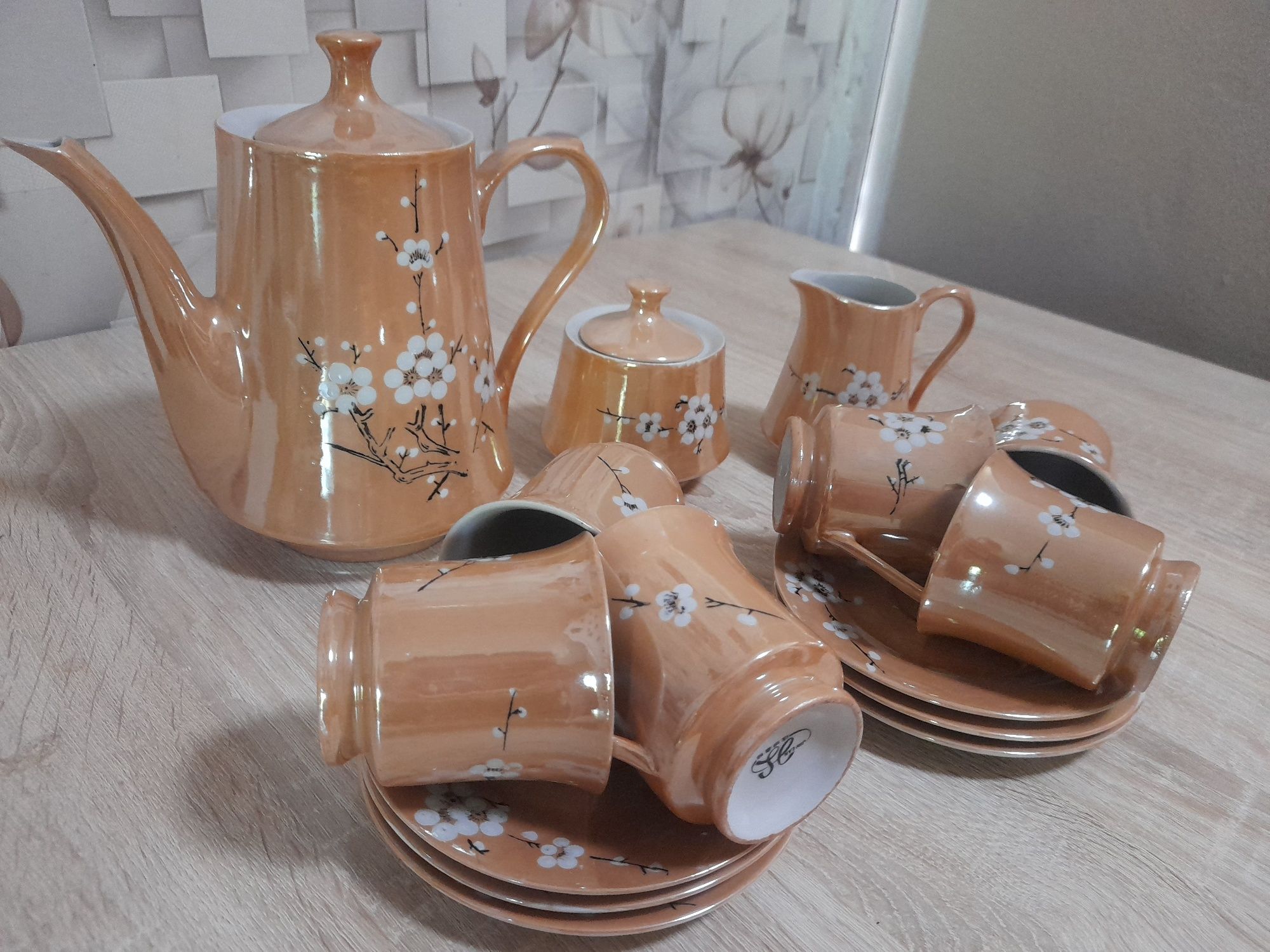 Продам очень красивый чайный сервизз, на 6 персон