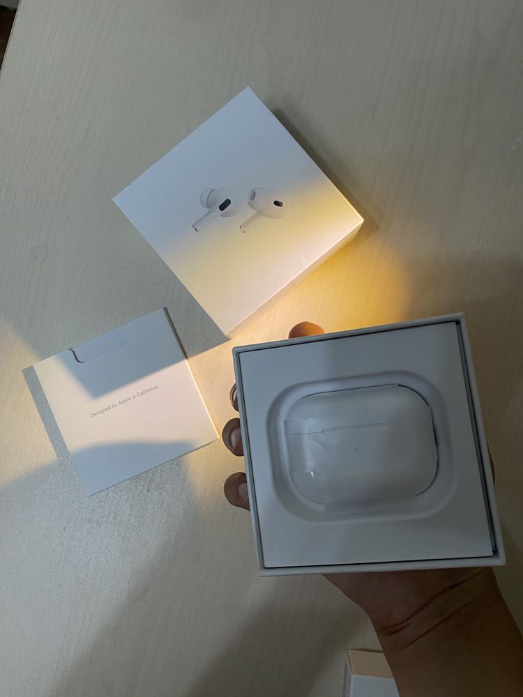Срочно продам наушники Airpods Pro и адаптер для iPhone